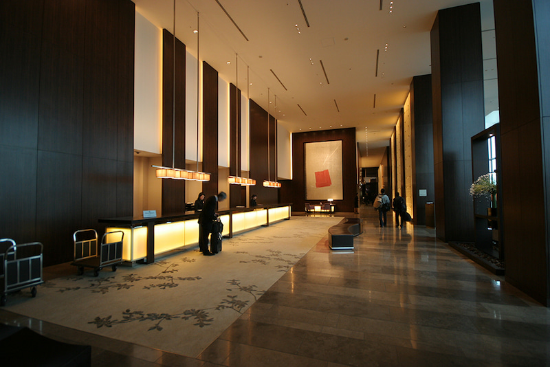 Как спроектировать освещение в холле и как выбрать правильные светодиодные светильники для холла отеля?